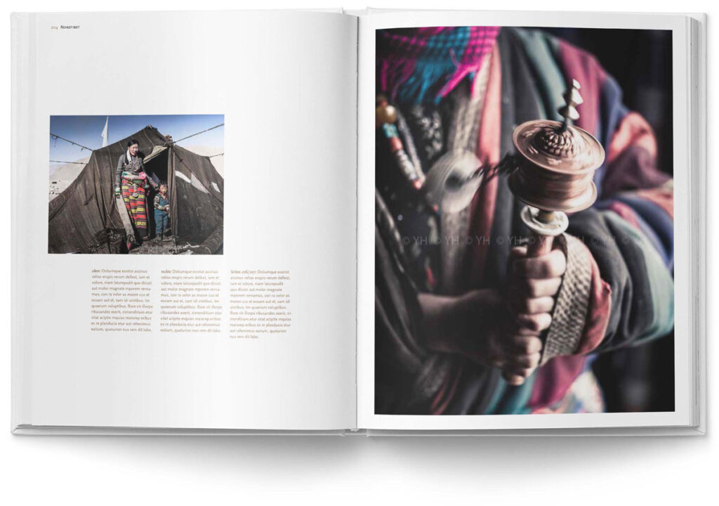 Coffee Table Book von York Hovest: Aufgeschlagenes Buch mit Foto von Frau und Kind in tradioneller Kleidung aus einem Zelt guckend. Ein weiteres Bild zeigt eine Nahaufnahme von Händen mit einem buddhistischen Mani Rad (Hand-Gebetsmühle)
