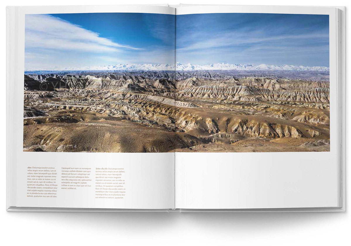 Buchgestaltung für National Geographic „100 Tage Tibet – Das Versprechen“ von Fotograf York Hovest: Weite Berglandschaft mit Wüste in Tibet