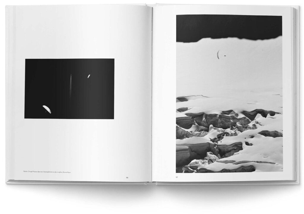 Bildband-Gestaltung „MOUNTAINS“ von Robert Bösch: Kunstvolle Schwarzweissaufnahmen von Paragluidern. Sie sind kompositorisch im Gleichgewicht auf die Buchseiten gesetzt.