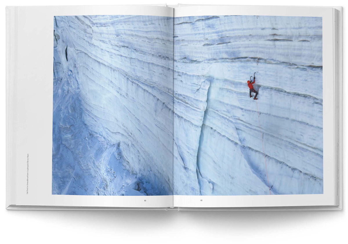 An einer gigantischen geraden Gletscherwand hängt ein kleiner Mensch an Eispickeln. Das imposante Bild zeigt Ueli Steck beim Erklimmen der Wand.