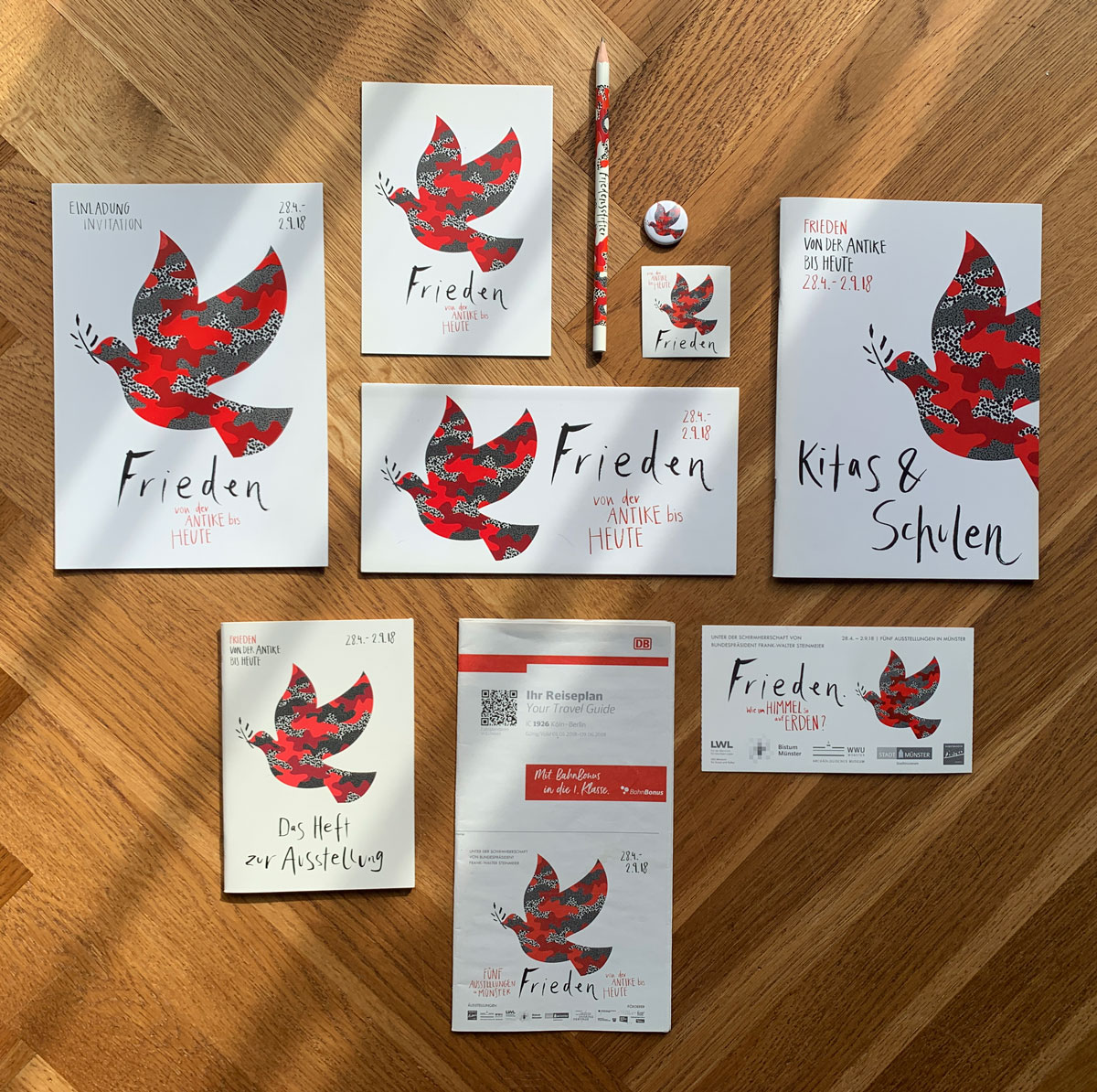 Diverse Printmedien im Ausstellungsdesign