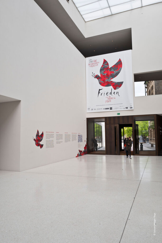 Innenbereich des LWL Museum für Kunst und Kultur mit Wandbeklebung und Transparent passend zur Ausstellungsgestaltung