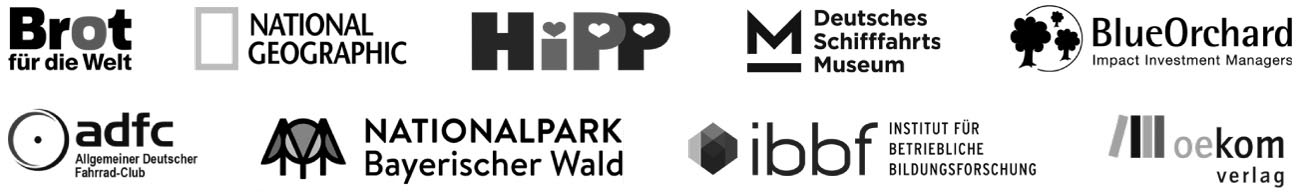 Logos diverser Kund.Innen. Beispiele: Brot für die Welt, National Geographic, Hipp, Deutsches Schifffahrtsmuseum, Nationalpark Bayrischer Wald, oekom Verlag
